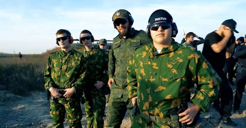 ЧЕЧНЯ. Сын Р. Кадырова продемонстрировал журналистам свои боевые навыки