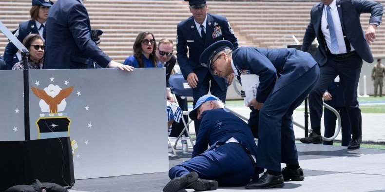 Джо Байден упал во время торжественной церемонии выпуска курсантов академии американских ВВС