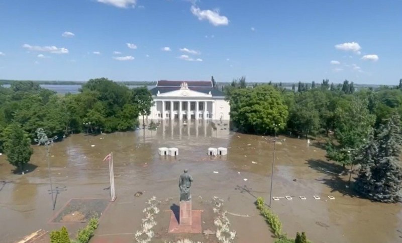 МЧС РФ направило в Херсонскую область после разрушения Каховской ГЭС аэрогруппировку спасателей