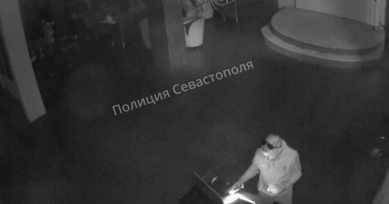 СЕВАСТОПОЛЬ. Крымчанин украл в Севастополе выручку караоке-бара