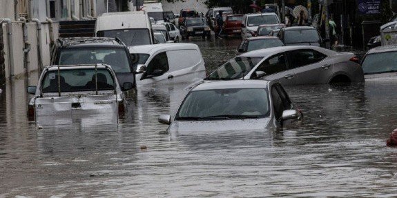 Сильный ливень с градом превратил улицы Анкары в реки, затопил метро