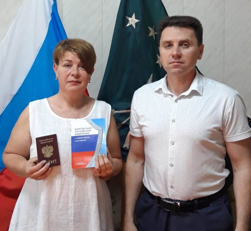 АДЫГЕЯ. Сотрудники УВМ вручили российские паспорта жителям из Херсона