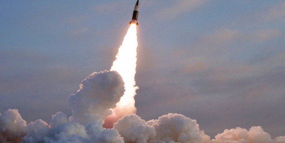 КНДР запустила баллистическую ракету, она пролетела тысячу километров