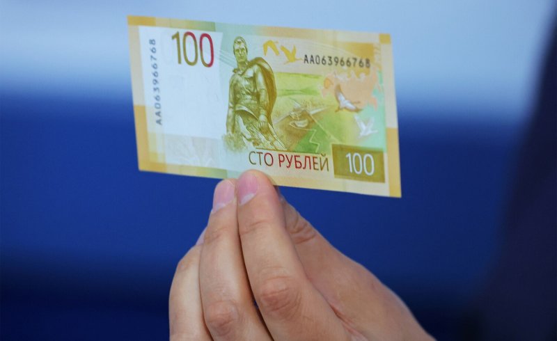 В РФ запущены новые банкноты номиналом 100 рублей