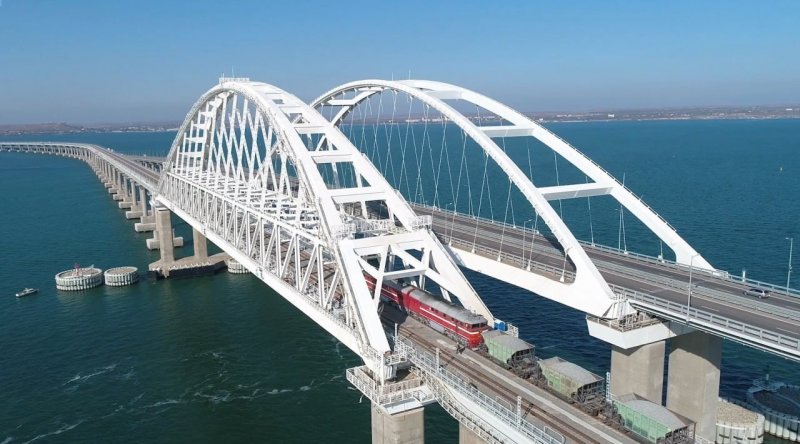 Власти Крыма призвали не пользоваться телефонами для съемки видео на мосту