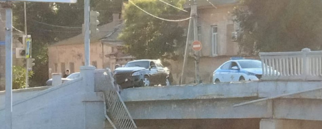 АСТРАХАНЬ. На выходных в Астрахани водитель за рулем LADA Priora снес ограждение на Троицком мосту и повис над водой