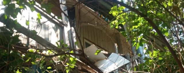 АСТРАХАНЬ. В центре Астрахани женщина едва не погибла при обрушении балкона старого деревянного дома