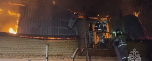 АСТРАХАНЬ. В Приволжском районе в крупном пожаре пострадал дом худрука Астраханского театра кукол