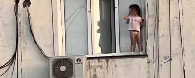 ДАГЕСТАН. В Каспийске полиция спасла трехлетнюю девочку, забравшуюся на карниз открытого окна девятого этажа — Видео