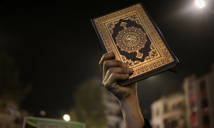 Иракские мигранты сожгли Коран у здания парламента Швеции