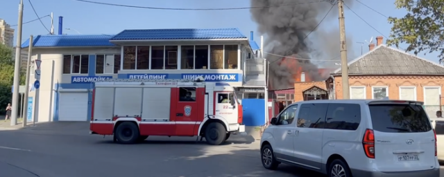 КРАСНОДАР. Пожар тушат в частном доме в центре Краснодара на площади 170 квадратных метров