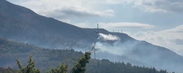 КРАСНОДАР. Пожар в Геленджике тушат два самолёта Бе-200, вертолёты и более 400 человек