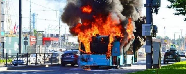 КРАСНОДАР. В Сочи на Краснополянском шоссе загорелся пассажирский автобус