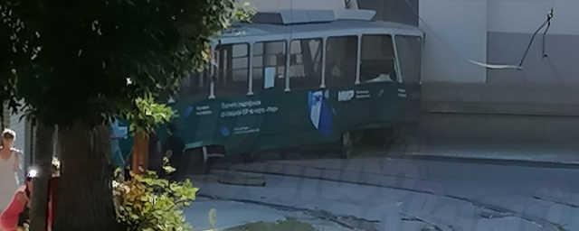 РОСТОВ. В Ростове трамвай сошел с рельсов и протаранил здание