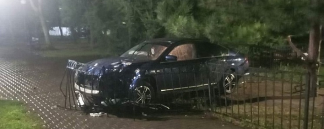 РОСТОВ. В Таганроге неизвестный на Nissan протаранил урну, лавочку и забор в парке