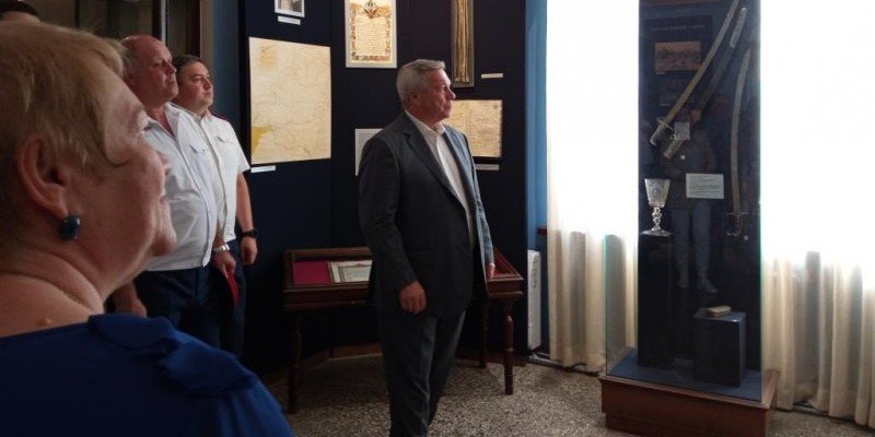 РОСТОВ. ГГубернатор области посетил выставку «Украшенные победы графа Платова»
