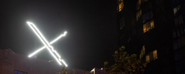 С крыши штаб-квартиры Twitter исчезла буква «X» после жалоб местных жителей — Видео