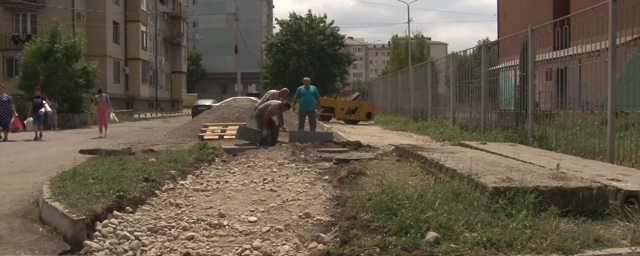 С. ОСЕТИЯ. Во Владикавказе идет ремонт тротуаров сразу на двух улицах