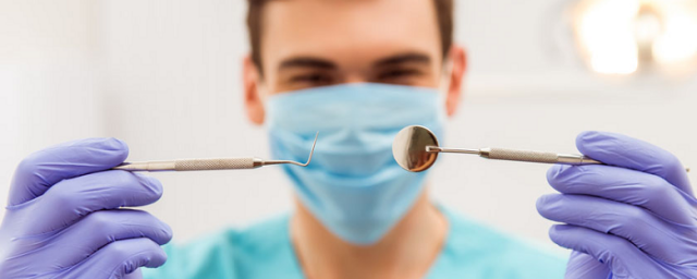 Стоматолог Автандилян предупредила, что незаживающие язвы во рту могут быть признаком онкологии