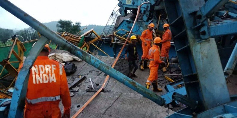 В результате  падения строительного крана в Индии погибли 17 человек