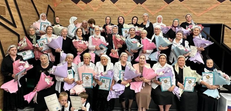 ЧЕЧНЯ. Ветеранам - педагогам региона вручили денежные премии от Фонда Кадырова
