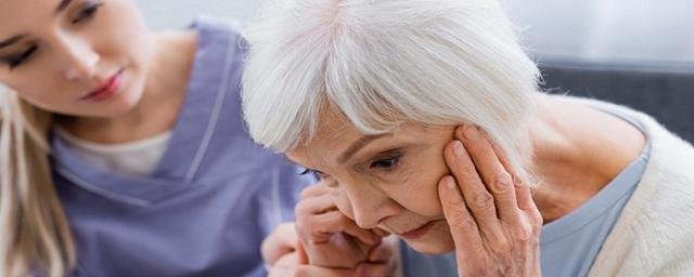 Невролог Емелин назвал утрату интереса к окружающей действительности первым признаком болезни Альцгеймера