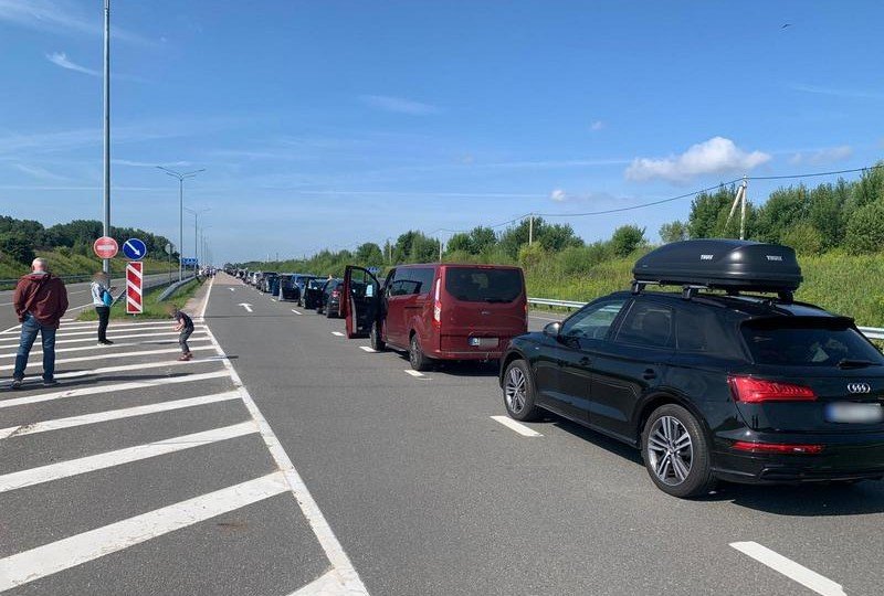 Польша закрыла границу для авто из РФ