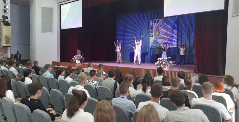 ВОЛГОГРАД.  1 сентября первокурсники ВГАФК прошли первый этап знакомства со своей «Альма-матер».