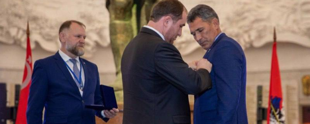 АСТРАХАНЬ. В Астраханской области главу муниципалитета наградили медалью «Отец солдата»