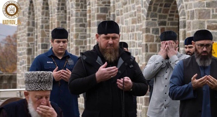 ЧЕЧНЯ. Рамзан Кадыров посетил  в Ахмат- Юрте место захоронения Ильяса Беноевского