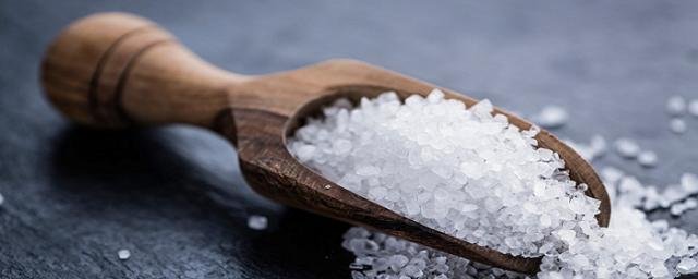 Доктор Мясников: Переизбыток и дефицит соли в рационе одинаково вредны для здоровья
