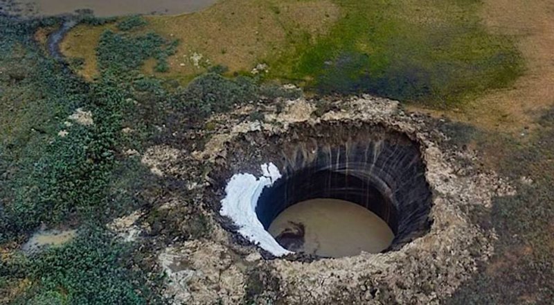 Гигантская воронка на Ямале превращается в озеро, вода уже заполнила ее на 10 метров