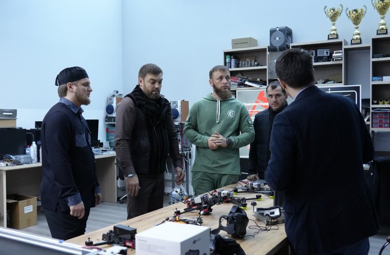 ЧЕЧНЯ. Ахмат Кадыров ознакомился с возможностями ГГНТУ в сфере FPV дронов