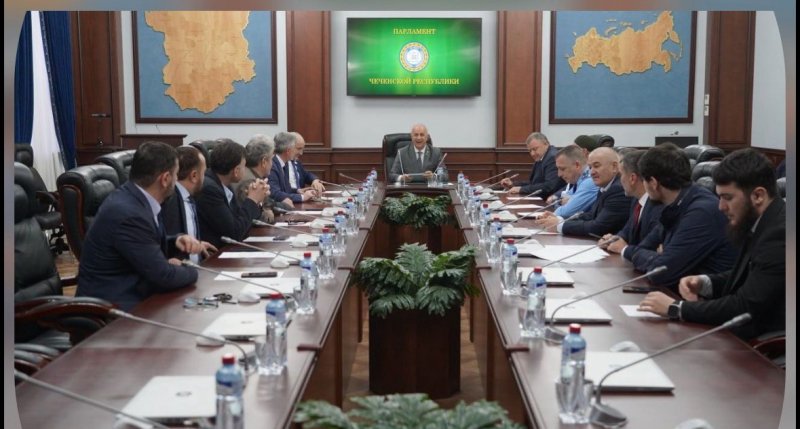 ЧЕЧНЯ. Б. Хазбулатов провел заседание Комитета по образованию, науке и культуре