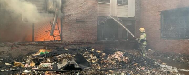 КРАСНОДАР. В Краснодаре сотрудники МЧС тушат пожар на складе полиэтилена