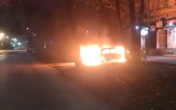 РОСТОВ. Ночью в центре Таганрога сожгли два автомобиля