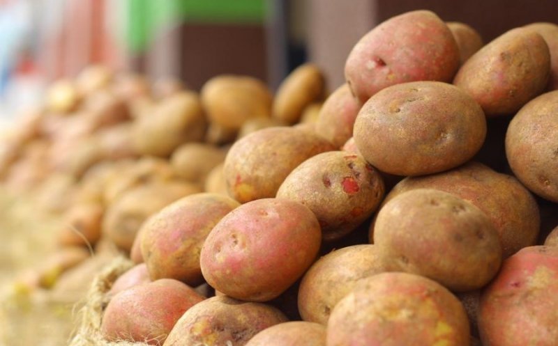 В Петербурге мужчина купил в супермаркете продукты по цене картофелины
