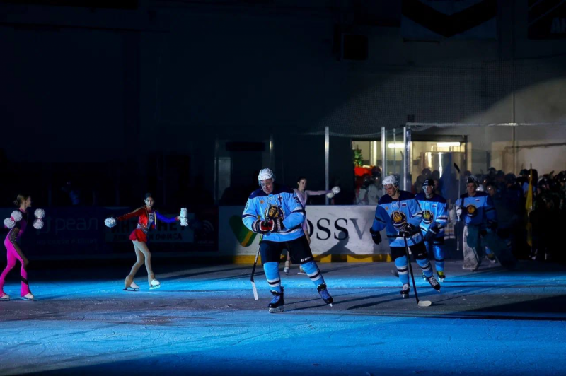 АСТРАХАНЬ. Власти четырех российских регионов провели дружескую хоккейную игру в Астрахани