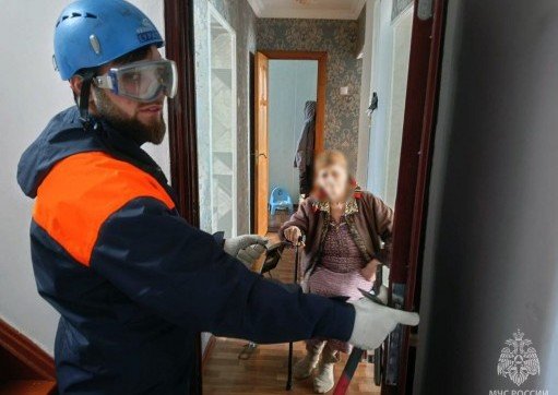 ЧЕЧНЯ. Грозненские спасатели деблокировали дверь квартиры с пожилой женщиной