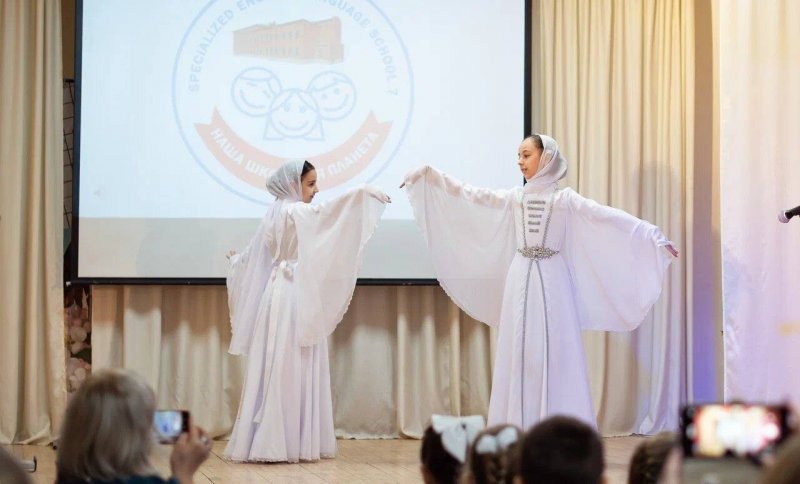 ЧЕЧНЯ. За популяризацию чеченской культуры юные чеченки школы в Перми получили Благодарственные письма от главы ЧР