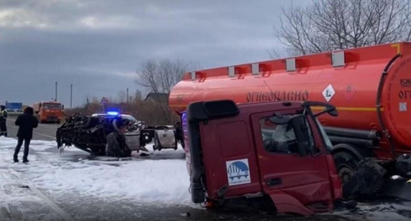 КРАСНОДАР. При столкновении маршрутного автобуса с бензовозом на Кубани погибли три человека