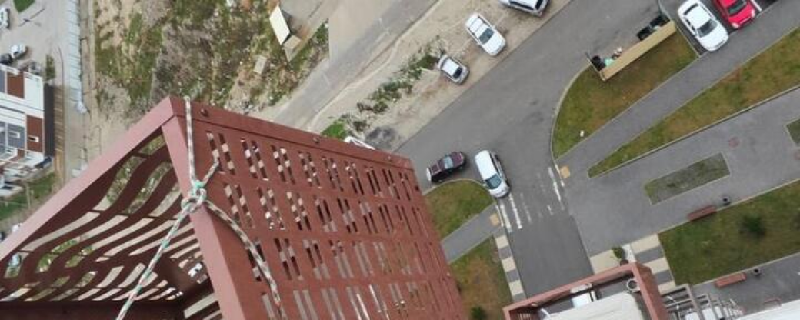 КРАСНОДАР. В Новороссийске на прохожих с 17 этажа чуть не рухнул железный короб из-за ветра