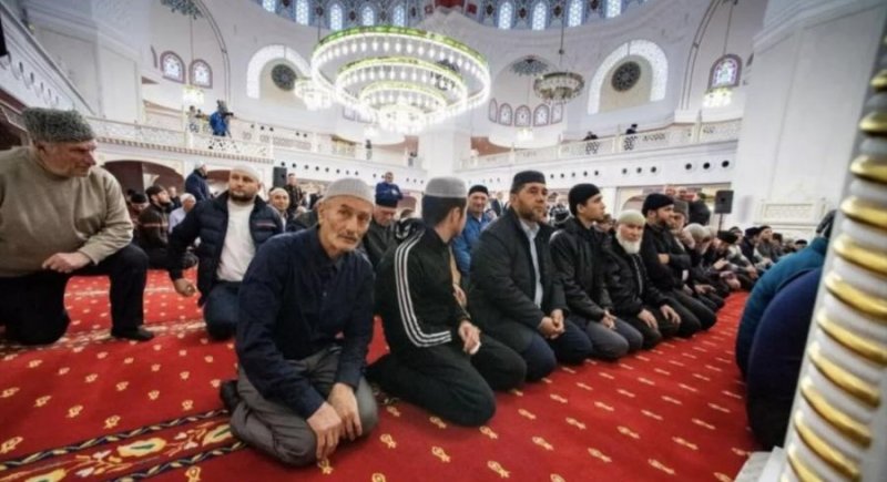 КРЫМ. В Соборной мечети Крыма прошло первое богослужение