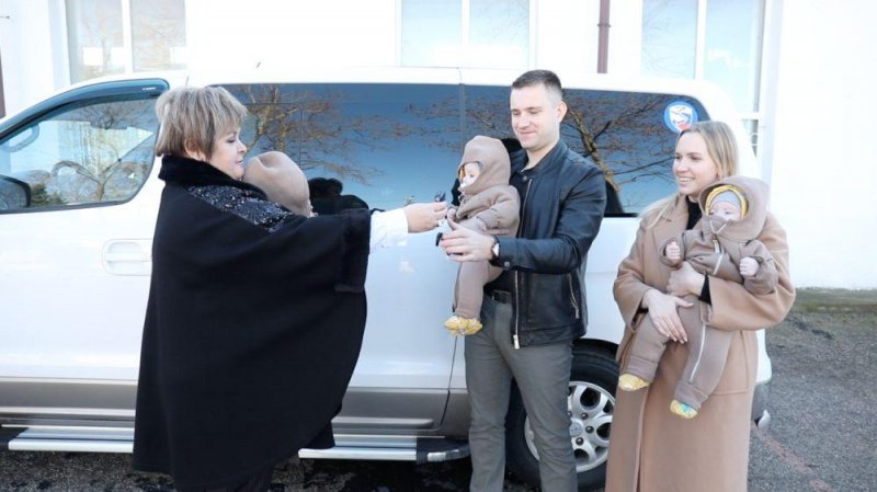 СЕВАСТОПОЛЬ. Родителям тройняшек из Севастополя подарили 8-местный автомобиль