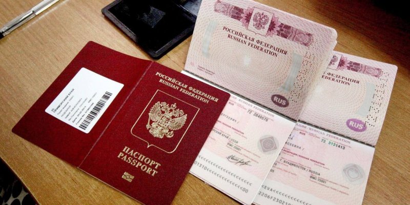 В РФ вступил в силу закон о сдаче загранпаспорта при запрете на выезд