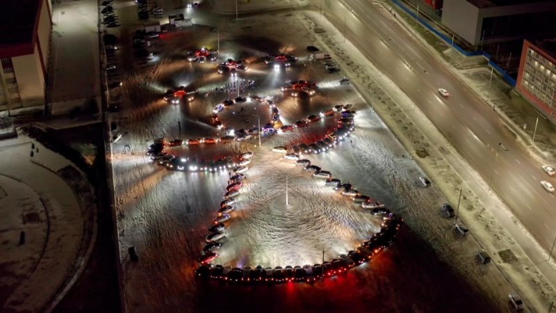ВОЛГОГРАД. В Волгограде автомобили выстроились в гигантскую фигуру ангела