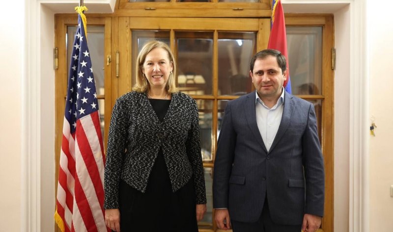 АРМЕНИЯ. Министр обороны Армении встретился с американским послом