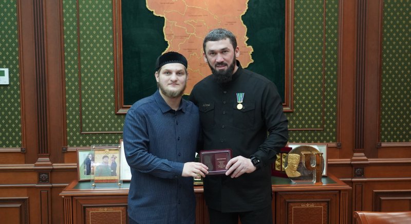 ЧЕЧНЯ. Ахмат Кадыров передал Председателю Парламента региона юбилейную медаль Минспорта РФ