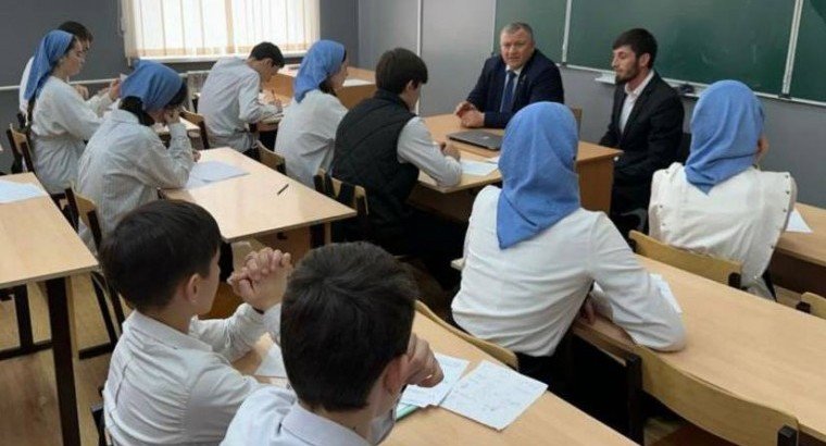 ЧЕЧНЯ. Депутат чеченского Парламента посетил общеобразовательную школу села Пионерское Шатойского района