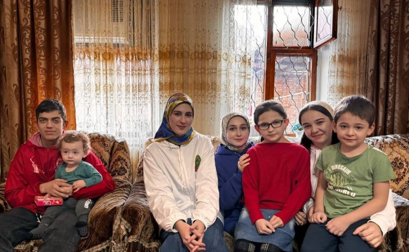 ЧЕЧНЯ. В рамках проекта «День добра» чеченские волонтеры навестили девочку с ОВЗ